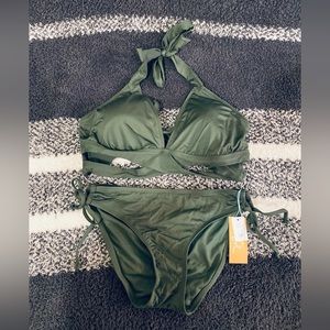Green Bikini, Large top/Medium bottoms
